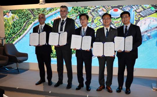 김태흠 충남도지사(가운데)는 2일(이하 현지시각) 두바이 엑스포 시티 블루존 한국홍보관에서 로저 마르텔라 미국 GE 베르노바 부사장(왼쪽 첫번째), 도미니크 루즈 프랑스 에어리퀴드 부사장(왼쪽 두번째), 권형균 SK E&S 부사장(오른쪽 첫번째), 김광일 한국중부발전 부사장(오른쪽 두번째) 등과 청정 블루수소 글로벌 협력 업무협약을 체결했다. 사진=충남도 제공