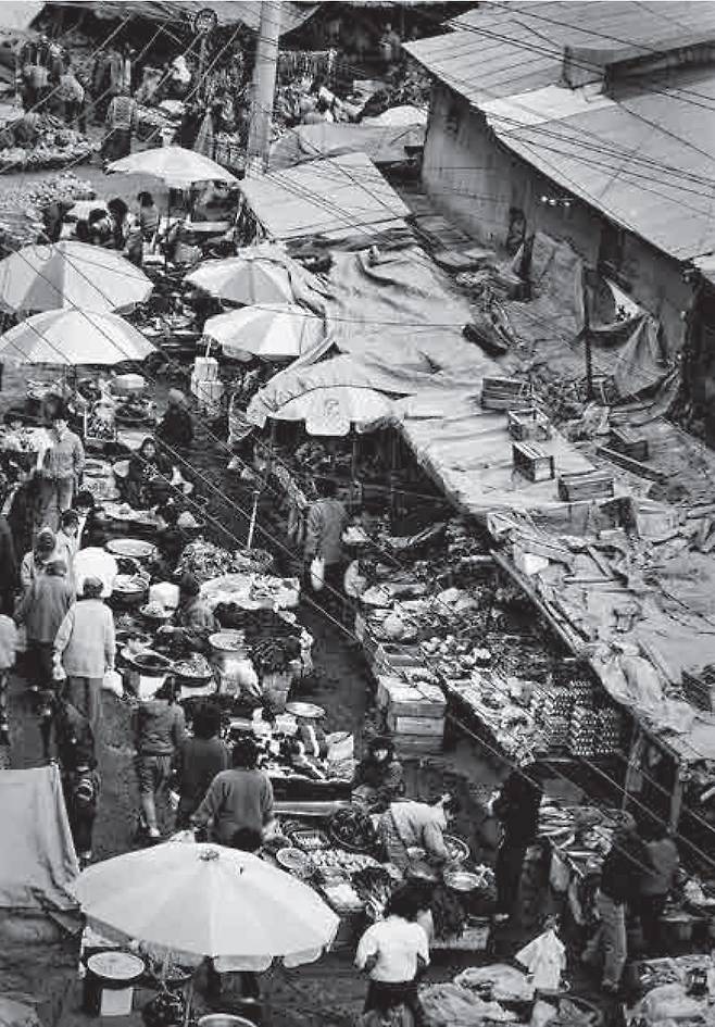 속초관광수산시장 전신인 속초중앙시장의 옛 모습. 속초시 제공