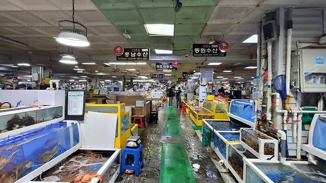 속초관광수산시장 상가 지하에 위치한 회센터. 이곳에는 40여개의 횟집과 건어물, 젓갈집들이 들어서 있다. 사진=김기섭 기자