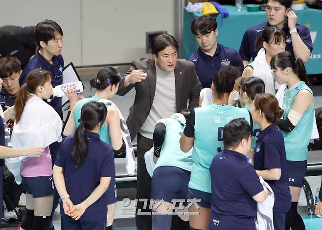 ‘도드람 2023-24 V리그’ 여자부 GS칼텍스와 IBK기업은행의 경기가 29일 오후 서울 장충체육관에서 열렸다. GS칼텍스 차상현 감독이 작전지시하고있다. 장충체=정시종 기자 capa@edaily.co.kr /2023.11.29.