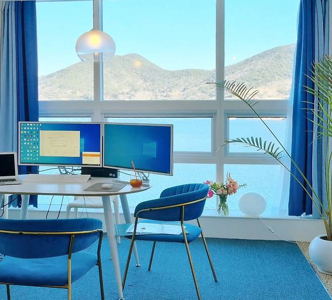 통영에서 단기 임대를 하는 이사랑 씨의 숙소 내부 모습. 통영의 바다 색에 맞춰 블루와 화이트로 인테리어를 했다.