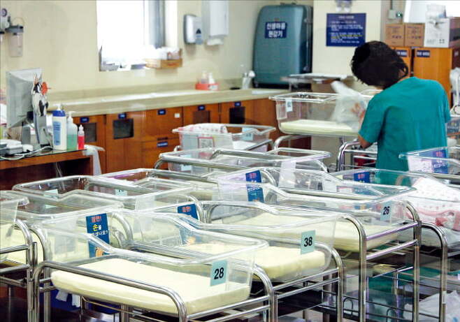서울 중구의 한 병원 신생아실이 출생아 감소 여파로 비어 있다. 한국은행은 현재의 초저출산이 지속되면 한국 인구가 2070년 4000만 명 이하로 내려갈 확률이 90%에 달한다고 분석했다.  한경DB