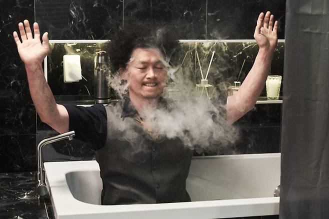 자기가 쳐둔 덫에 걸려버린 닥터장. 이후 그는 대부분 기억을 잃는다. [사진 제공=더콘텐츠온]