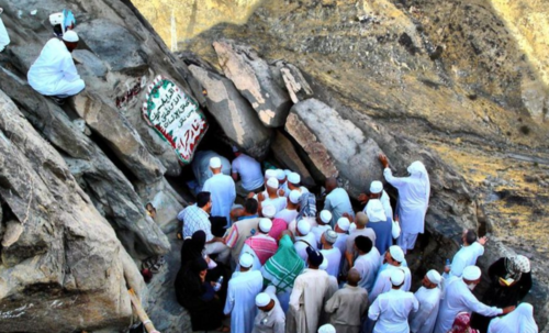 이슬람교 창시자 무함마드가 천사 가브리엘을 만난 장소로 기록된 히라 동굴(Hira Cave)과 그곳에 운집한 무슬림들 모습. 사우디아라비아 메카 인근의 한 바위산에 위치한 성지입니다. 이슬람권에선 엄청난 의미를 지닌 장소입니다. [Nacizane]