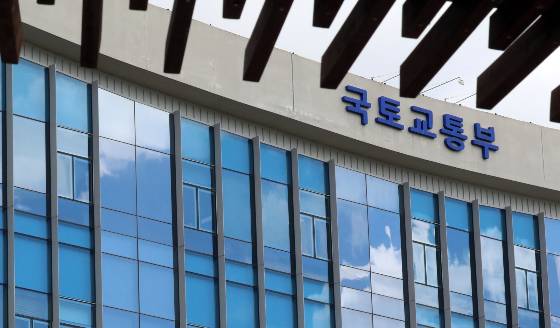국토교통부가 상업용부동산 조사에 국세청 임대차 정보를 활용한다. 공적 보유 정보 활용으로 상업용부동산 통계 정확성 제고를 기대한다고 밝혔다. /사진=뉴시스