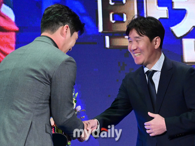 류지현 전 감독이 유격수 수비상을 수상한 LG 오지환을 축하하고 있다 / 소공동 = 유진형 기자 zolong@mydaily.co.kr