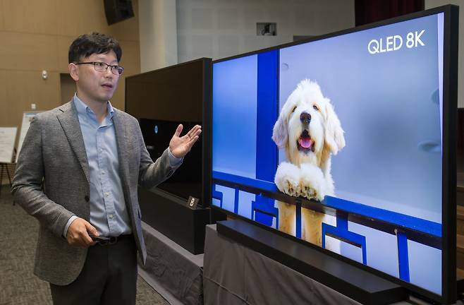 2019년 당시 VD사업부 개발팀장 상무이던 용석우 사장이 8K 화질 논란에 대해 정면 반박하는 모습. [삼성전자 제공]
