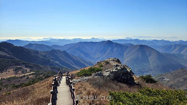 천황산에서 바라본 영남알프스. 그야말로 첩첩산중이다.