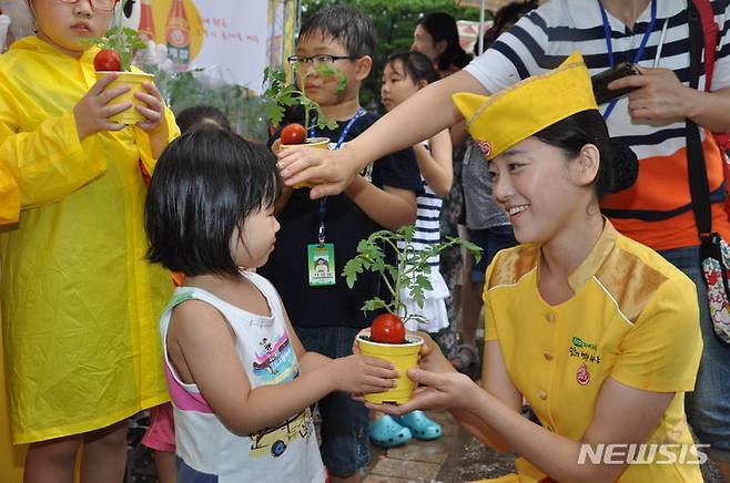 [서울=뉴시스] 2011년 진행된 오뚜기 케챂 출시 40주년 기념 토마토 모종 나누기 행사. (사진=오뚜기 제공)