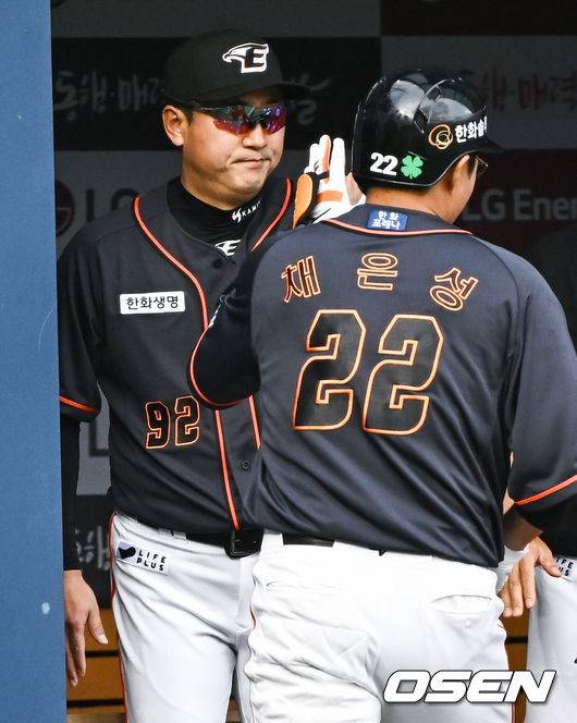 [OSEN=잠실, 박준형 기자]1회초 2사 한화 채은성이 선취 솔로홈런을 날린뒤 최원호 감독과 하이파이브를 하고 있다. 2023.05.19 / soul1014@osen.co.kr