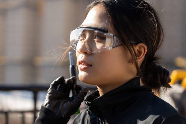 ▲<프레시안>은 지난달 28일 충북 충주의 한 작업실에서 5년차 빌더 목수 22살 이아진씨를 만났다. 작업복을 입고 고글을 쓴 이아진씨. ⓒ황지현