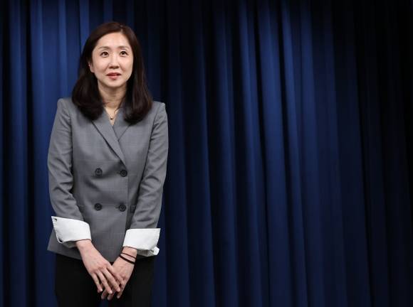 신임 대통령실 대변인에 임명된 김수경 통일비서관이 3일 서울 용산 대통령실 청사에서 임명 소감을 밝히기에 앞서 인사하고 있다. 연합뉴스