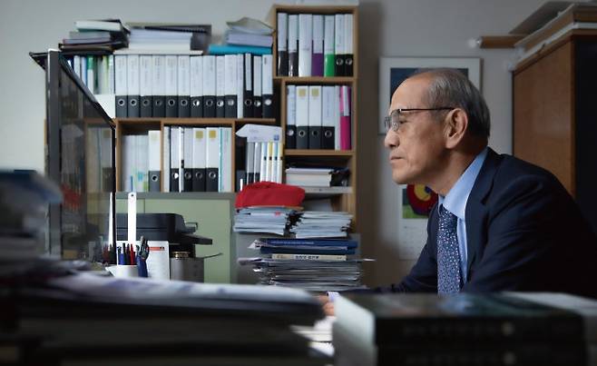 은퇴 후 다문화가정을 돕는 복지단체를 만들어 운영하는 한용외 이사장. [박해윤 기자]