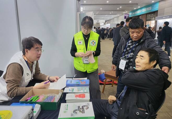 2023 북한이탈주민 일자리박람회에 참여한 정근 그린닥터스재단 이사장이 의료지원 활동을 펼치고 있는 모습. 사진제공ㅣ그린닥터스재단