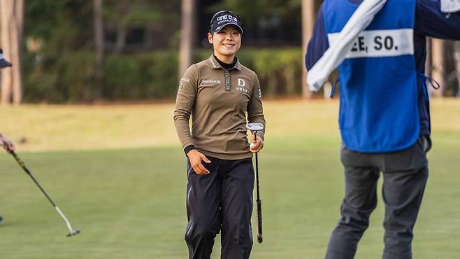 이소미가 지난 2일 미국 앨라배마주 모빌의 로버트 트렌트 존스 골프장에서 열린 2023 LPGA 투어 Q 시리즈 2라운드에서 퍼트를 마치고 미소짓고 있다. ｜LPGA  홈페이지