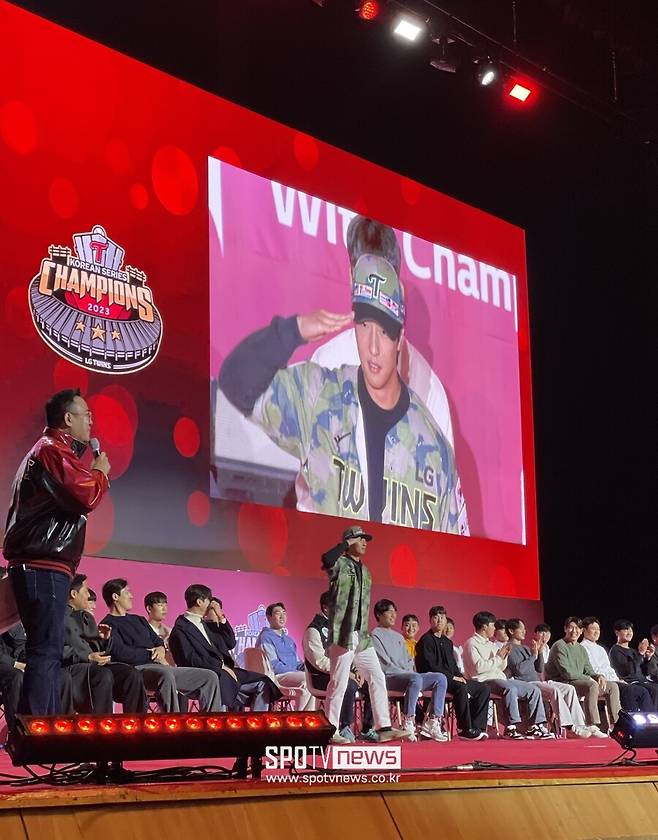 ▲ 이정용이 팬들에게 보내는 경례. ⓒ 신원철 기자