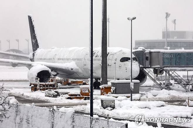 독일 뮌헨 공항 (AP=연합뉴스) 독일 뮌헨 공항에서 2일(현지시간) 항공기가 눈에 덮인 채 서 있다. 2023.12.2 photo@yna.co.kr