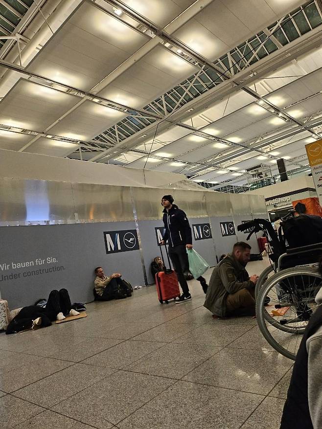 폭설에 고립된 뮌헨 공항 [독자 제공. 재판매 및 DB 금지]