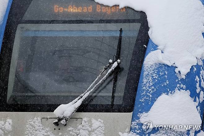2일 폭설로 운행을 멈춘 독일 장거리 열차 [AP 연합뉴스 자료사진 재판매 및 DB 금지]