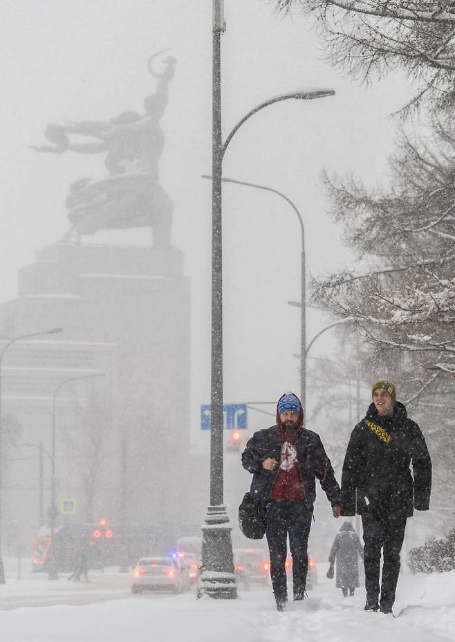 모스크바 시민들이 눈이 내리는 도로를 걸어가고 있다. (사진=AFPBBNews)