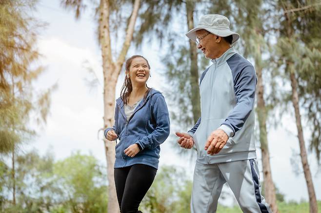 평균 걷는 속도가 시속 2~3마일(시속 3.2~4.8km)인 사람들은 이보다 느리게 걷는 사람들보다 2형 당뇨병에 걸릴 위험이 15% 낮은 것으로 나타났다.  [사진= 게티이미지뱅크]