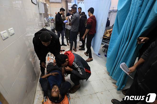 3일(현지시간) 가자 남부 나세르 병원 안 ⓒ AFP=뉴스1