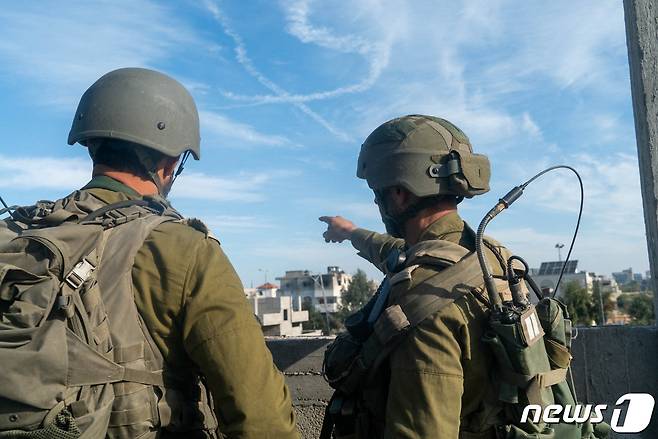 4일(현지시간) 이스라엘 군인들이 가자지구에서 작전을 수행하고 있다. 2023.12.04/뉴스1 ⓒ 로이터=뉴스1 ⓒ News1 김민수 기자