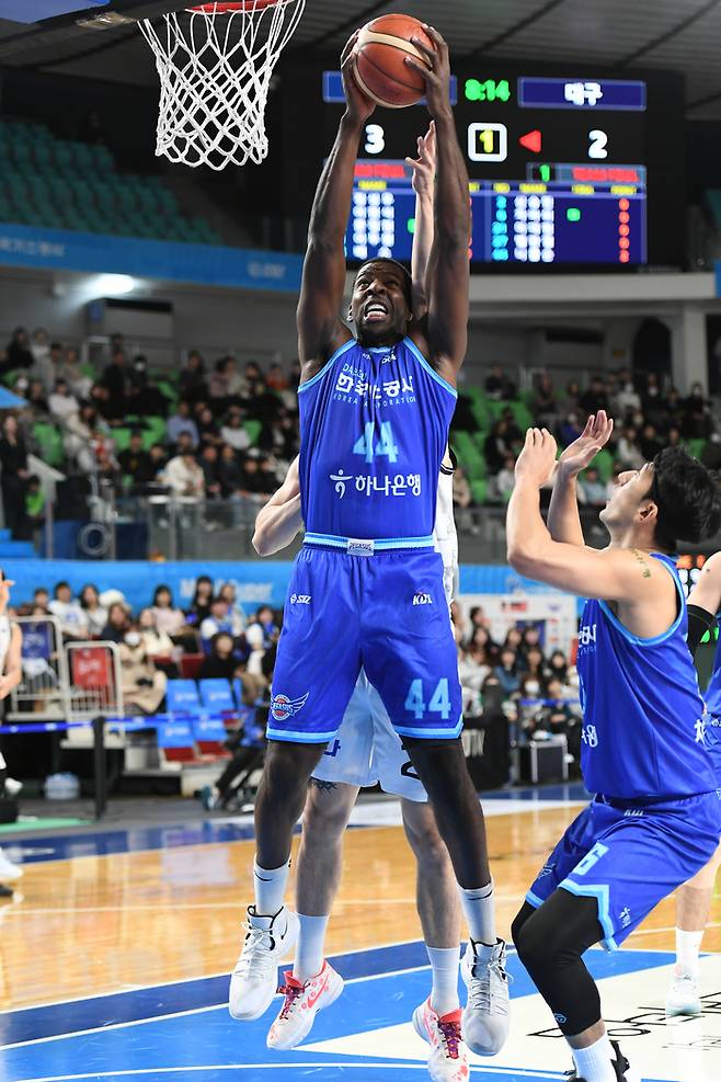 가스공사 니콜슨이 리바운드를 하고 있다. 사진 | KBL