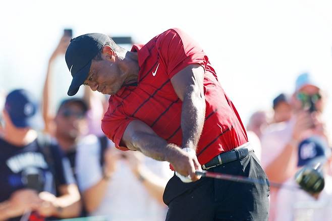 특유의 빨간셔츠-검정바지로 최종라운드에서 나선 타이거 우즈. 바하마 | AFP 연합뉴스