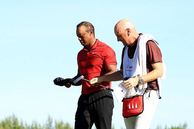 타이거 우즈가 4일(한국시간) 올버니 골프코스에서 열린 히어로 월드챌린지를 ‘완주’한 뒤 클럽하우스로 돌아가고 있다. 바하마 | AFP 연합뉴스