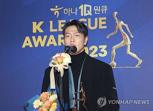 MVP를 수상한 울산 김영권. ⓒ연합뉴스