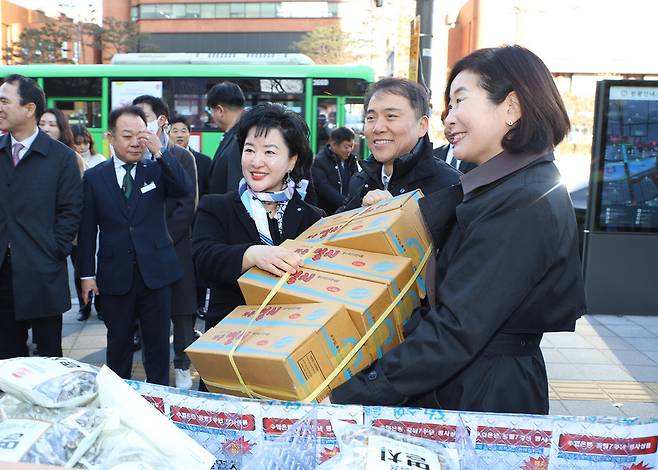 지난 1일, 서울 송파구 수협은행 본사에서 출범 7주년 기념행사 후 주요 인사들이 송파구청 앞에 마련된 '우리 수산물 대잔치' 행사장을 찾아 전국 각 지역별 명품 수산물을 구입하는 시간도 가졌다.