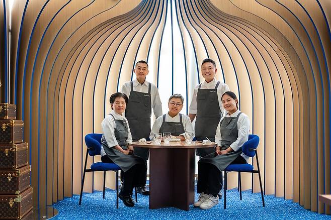 우리 루이 비통’ 총괄 셰프 조희숙(앞줄 가운데), 조은희(앞줄 좌측), 박성배(뒷줄 우측), 강민구(뒷줄 좌측), 이은지(앞줄 우측). /루이비통