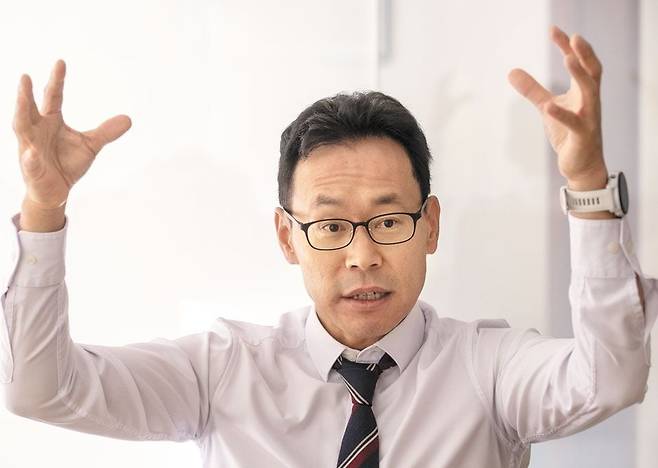 오영표 신영증권 본부장은 지난달 30일 서울 여의도 신영증권 본사에서 가진 인터뷰에서 "효력이 불확실한 유언이나 자녀 모두에게 균등하게 나눠주는 법적 상속의 한계가 가족 신탁엔 없다"고 했다. /김지호 기자