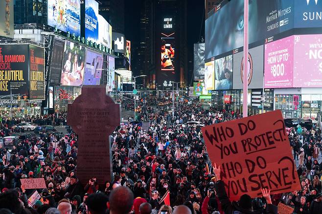 타이어 니컬스가 경찰 구타로 숨진 동영상이 공개된 이튿날인 28일 저녁 뉴욕 맨해튼의 번화가인 타임스스퀘어에 시민들이 모여 경찰에 분노하는 시위를 벌이고 있다. /AP 연합뉴스