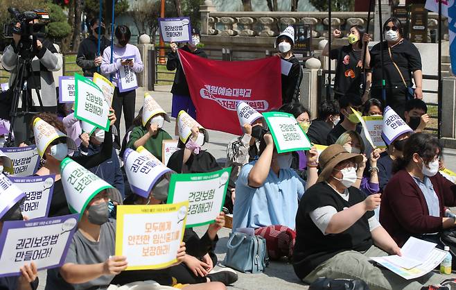 지난해 서울 종로구 보신각 앞에서 열린 낙태죄 폐지 1년 4.10공동행동 '모두에게 안전한 임신중지가 보장될 때까지'에서 참가자들이 구호를 외치고 있다. 참가자들은 낙태죄가 2019년 헌재의 헌법불합치 결정을 거쳐 2021년을 기해 공식적으로 법적 효력을 상실했음에도 불구, 정부와 국회가 관련 법과 제도를 만들지 않은 채 방치하고 있다며 유산유도제 도입, 임신중지 의료행위에 건강보험 적용, 재생산 및 성에 관한 건강과 권리 포괄적 보장을 촉구했다./뉴스1