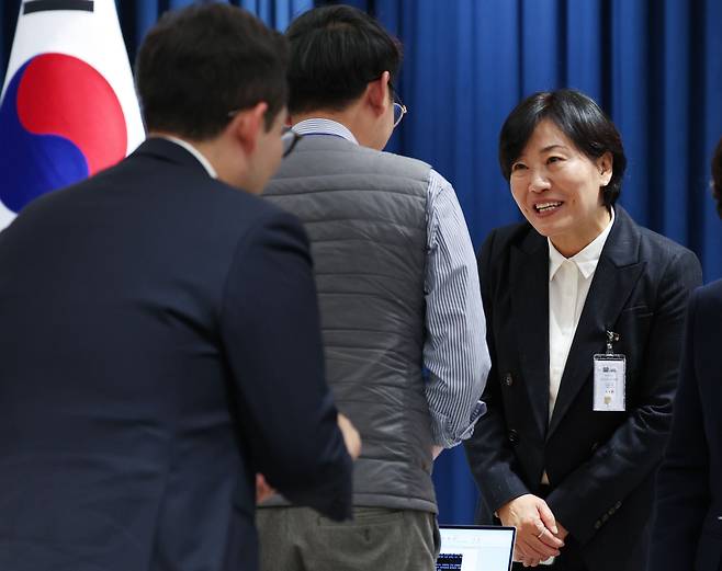 송미령 농림축산식품부 장관 후보자가 4일 서울 용산 대통령실 청사에서 출입기자단과 인사를 나누고 있다. /연합뉴스