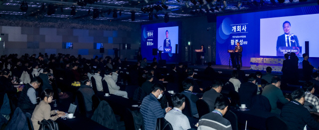 황종성 한국지능정보사회진흥원장이 4일 서울 강남구 코엑스인터콘티넨탈호텔에서 열린 '차세대 지능형 네트워크 컨퍼런스 2023'에서 개회사를 하고 있다. 박동욱기자 fufus@