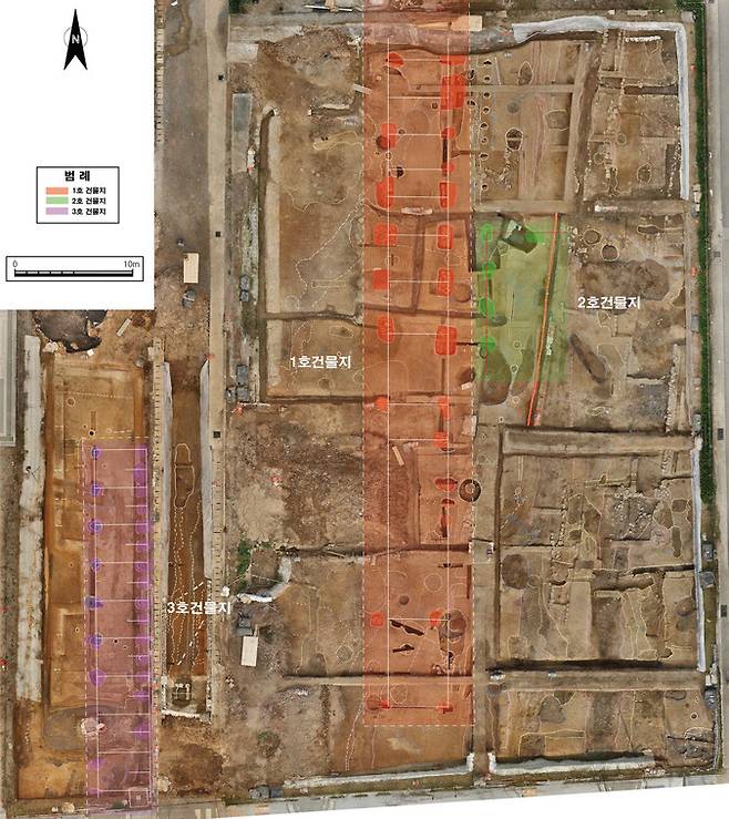 위에서 내려다본 조사 지역 전경. 1호 건물지로 표시된 길쭉한 건물터가 백제시대의 왕궁 조당으로 추정되는 유적이다.