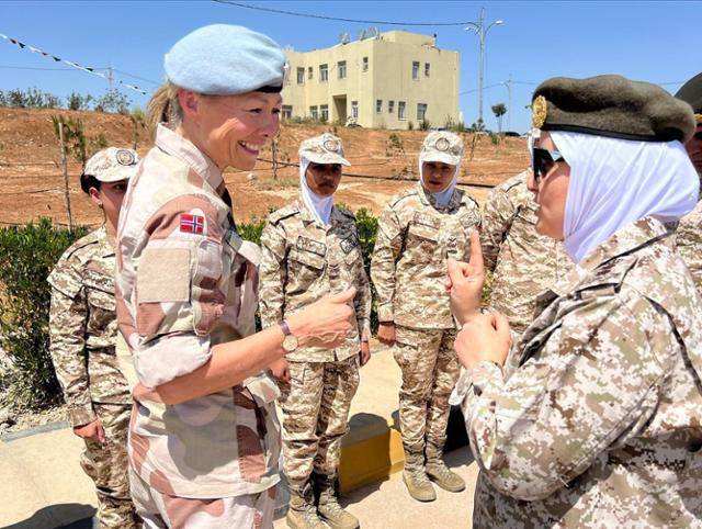 올해 5월 당시 키프로스 유엔평화유지군(UNFICYP) 사령관이었던 노르웨이군 소속 잉그리드 예르드(앞줄 왼쪽) 중장이 요르단에서 현지 여성 군인과 만나 대화하고 있다. 노르웨이군 제공