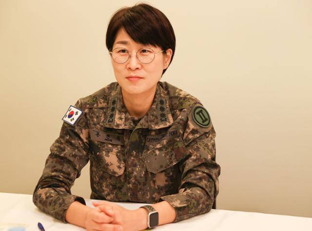 한국 2공병여단 부여단장 문한옥 대령이 올해 9월 서울 중구의 한 음식점에서 한국일보와 인터뷰를 하고 있다. 유엔여성기구 제공