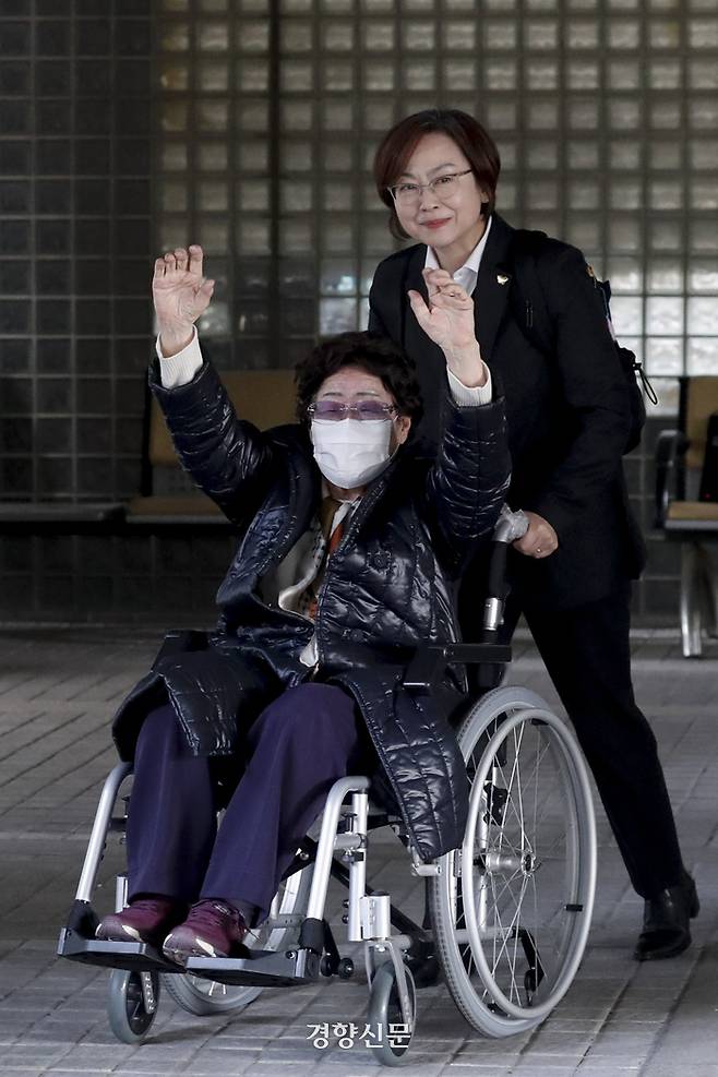 일본군 ‘위안부’ 피해자들이 일본 정부를 상대로 낸 2차 손해배상 소송 항소심에서 승소한 23일 서울고등법원에서 이용수 할머니가 손을 들며 법원을 나서고 있다. 2023.11.23 문재원 기자