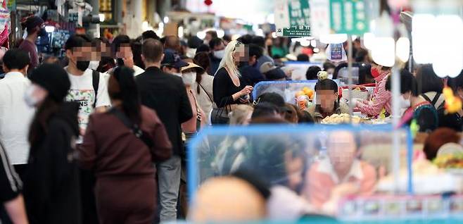 Gwangjang Market in Jung-gu, Seoul, is crowded with tourists and residents. Yonhap News Agency