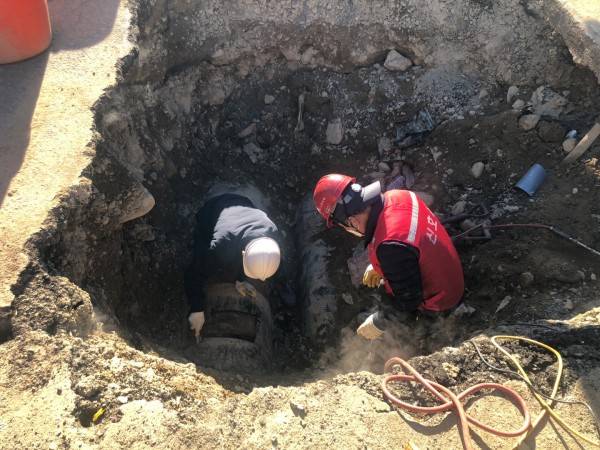 지난달 30일 오후 부산 해운대그린시티의 한 도로에서 열 수송 배관 보수 작업이 이뤄지고 있다. 김민정 기자