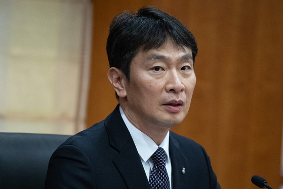 Financial Supervisory Service Gov. Lee Bok-hyun speaks during a meeting with the chiefs of asset management companies in Yeouido, western Seoul, on Nov. 29. [NEWS1]