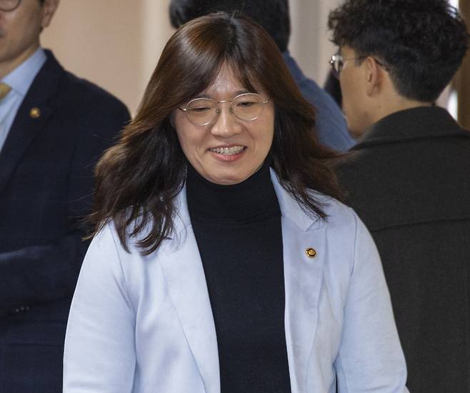 장미란 문화체육관광부 2차관이 10일 오전 서울 종로구 정부서울청사에서 열린 국무회의에 입장하고 있다. [사진 = 연합뉴스]