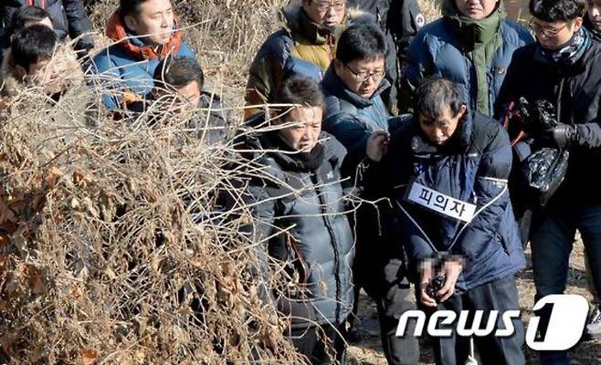 수원 팔달산 토막 살인 피의자 박춘풍이 수원 팔달구 매세교 부근에서 범행과정에 대한 현장검증을 하고 있다. 2014.12.17/사진=뉴스1