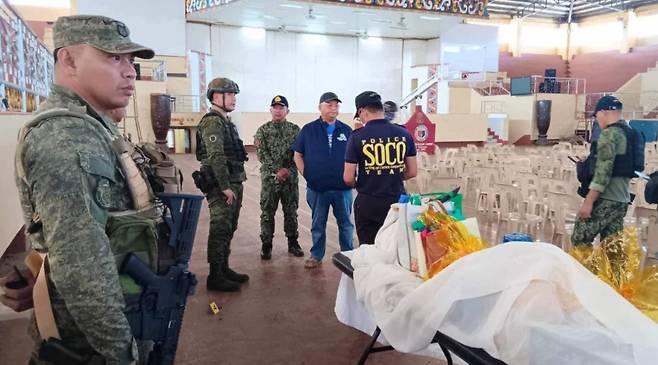 필리핀 경찰이 3일(현지시간) 민다나오섬 마라위시 민다나오 주립대 체육관에서 발생한 이슬람국가(IS) 소행 폭탄 테러 현장을 조사하고 있다. /로이터=뉴스1