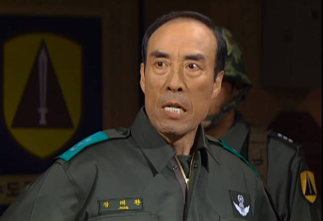 드라마 ‘제5공화국’에서 장태완을 연기한 배우 김기현은 ‘장포스’라는 별명을 얻었다.