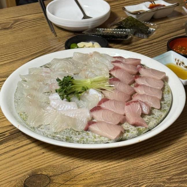 A씨가 10만원이라고 주장한 회 사진. [보배드림 캡처]